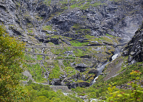 포토 JPG 해외이미지 공원 도로 길 여행 곡선 교통시설 자연 산 노르웨이 풍경 사람없음 야외 초록색 물 강 환경 계곡 폭포 운전 안개 가을 조약돌 바위 정상 숲 위험 언덕 좁은 분무기 스칸디나비아 전국 해외202004 해외포토 자연요소 계절 공공시설 유럽 선 컬러 교통 컨셉 모션 날씨 돌 시설 생태계 파일형식 이미지허브