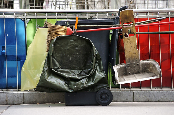 포토 JPG 해외이미지 난간 사람없음 울타리 컬러풀 기구 공구 도시 비엔나 오스트리아 위생 묶기 빗자루 삽 오브젝트 낭비 해외202004 해외포토 유럽 컬러 컨셉 모션 담장 도구 청소도구 파일형식 이미지허브