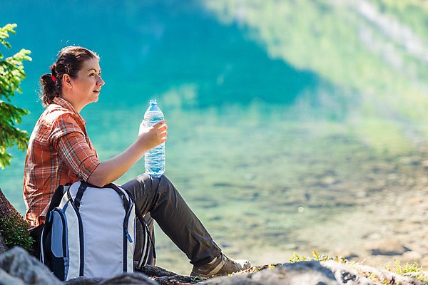 포토 JPG 해외이미지 나무 라이프스타일 공원 여자 호수 바다 여행 배낭 자국 자연 휴가 산 한명 사람 앉기 풍경 야외 초록색 물 여름 파란색 여행객 봄 트래킹 하이킹 자유 숲 갈증 폴란드 백패커 전국 하이커 해외202004 해외포토 자연요소 식물 1 계절 공공시설 유럽 컬러 컨셉 가방 모션 레저 생활 생태계 파일형식 이미지허브