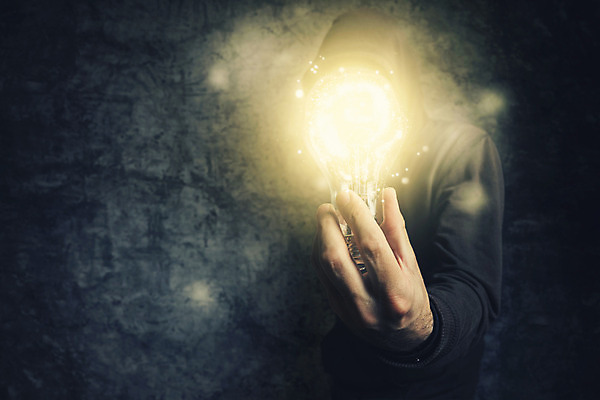 포토 JPG 해외이미지 남자 전구 새로움 아이디어 창조 한명 사람 빛 어둠 잡기 도시 심볼 해커 혁명 불법복제 해외202004 해외포토 1 컨셉 모션 범죄 파일형식 이미지허브
