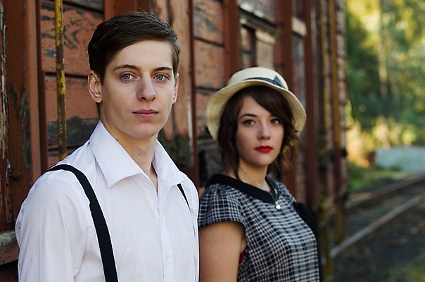 포토 JPG 해외이미지 백인 라이프스타일 커플 여자 남자 행복 여행 결혼식 사랑 사람 성인 두명 유행 기차 수확 흰색 역 수증기 엉덩이 복고 트랙 약혼 엔진 옛날 제안 스타일 힙스터 해외202004 해외포토 서양인 패션 감정 육상교통 컬러 결혼 농업 관계 교통시설 대중교통 생활 신체부위 약속 파일형식 이미지허브