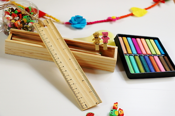 포토 JPG 해외이미지 학생 종이 통신 교실 학교 주택 자 사람없음 연필 가르침 개발 해외202004 해외포토 교육 문구용품 학용품 건물 필기구 파일형식 이미지허브