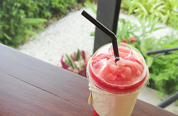 포토 JPG 해외이미지 길 음료 음식 조각 백그라운드 과일 태국 자연 유리 탁자 수박 건강 사람없음 목재 장식 컵 빨간색 물 여름 빛 냉동 얼음 주스 우유 추위 흰색 신선 칵테일 액체 달콤 혼합 플라스틱 멜론 상쾌 떨림 스무디 해외202004 해외포토 자연요소 나무 식기 계절 감정 아시아 컬러 가구 재료 모션 재질 유제품 주류 맛 생태계 파일형식 이미지허브