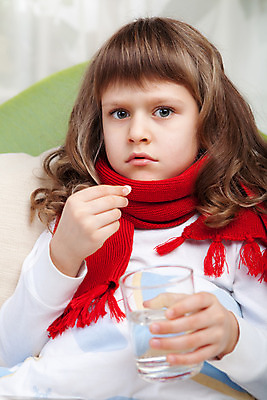 포토 JPG 해외이미지 백인 딸 얼굴 어린이 포장 유리 건강 한명 사람 빨간색 물 금발 알약 약 목도리 유치원 고통 환자 슬픔 흰색 자녀 침대 열 바이러스 좌절 질병 작음 담요 싱글 돌봄 해외202004 해외포토 자연요소 서양인 1 헤어스타일 잡화 교육 감정 컬러 가구 컨셉 의학 가족 모션 재질 신체부위 크기 파일형식 이미지허브