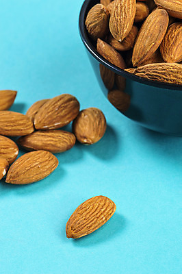 포토 JPG 해외이미지 그릇 백그라운드 다이어트 건조 사람없음 파란색 아몬드 해외202004 해외포토 식기 컬러 건강 견과류 파일형식 이미지허브