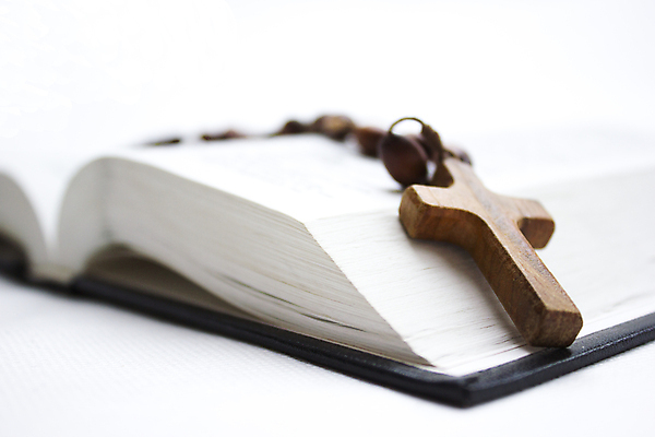 포토 JPG 해외이미지 전통 교육 기독교 종교 줄 십자가 목걸이 부활절 사람없음 목재 책 빨간색 스터디 독서 갈색 교회 믿음 검은색 성경 골동품 기도 영혼 역사 작음 심볼 묘사 오브젝트 심플 증거 신성 천국 신앙심 옛날 팬던트 해외202004 해외포토 나무 기념일 감정 컬러 재료 장신구 종교용품 학습 크기 파일형식 이미지허브