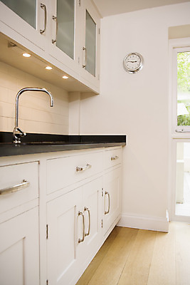 포토 JPG 해외이미지 주간 시계 가구 주택 실내 사람없음 내부 세로 주방 방 계산대 조리대 대야 스타일 해외202004 해외포토 자연요소 생활용품 건물 파일형식 이미지허브