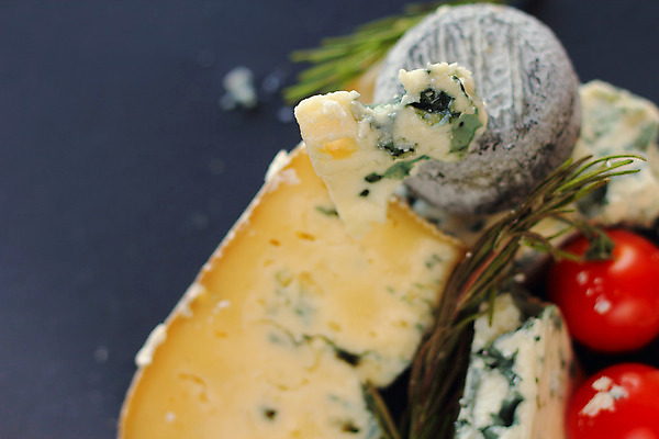 포토 JPG 해외이미지 음식 조각 백그라운드 토마토 부분 치즈 종류 사람없음 빨간색 초록색 파란색 검은색 식사 어둠 그물 A 로즈메리 타입 프랑스어 곰팡이 백리향 숙성 해외202004 해외포토 문자 알파벳 컬러 채소 유제품 허브 파일형식 이미지허브