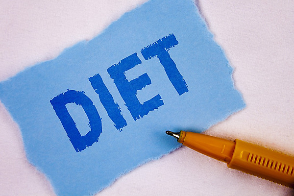 포토 JPG 해외이미지 라이프스타일 종이 다이어트 텍스트 사람없음 볼펜 분홍색배경 해외202004 해외포토 분홍색 백그라운드 건강 생활 펜 파일형식 이미지허브