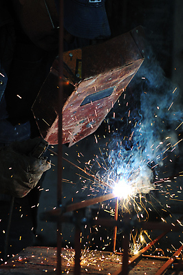 포토 JPG 해외이미지 손 남자 실내 한명 상반신 성인 옆모습 신체부위 빛 어둠 잡기 업무 연기 불똥 용접 용접공 용접기 용접마스크 철강 성인남자한명만 해외202004 해외포토 직업 1 뷰포인트 모션 마스크 사람 내부 작업 남자한명만 성인남자만 파일형식 이미지허브