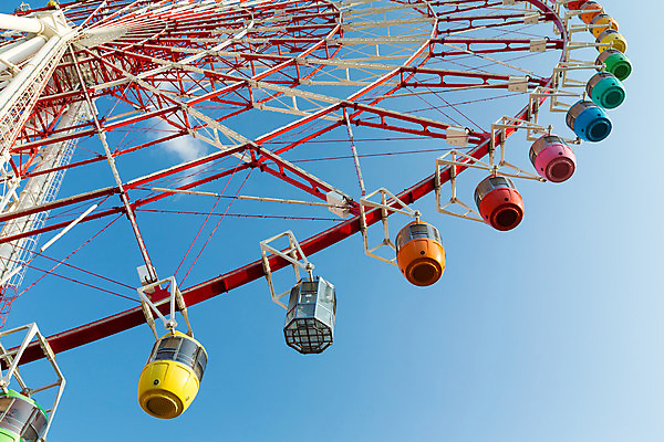 포토 JPG 해외이미지 주간 로우앵글 하늘 사람없음 야외 놀이공원 대관람차 해외202004 해외포토 자연요소 뷰포인트 테마파크 놀이기구 파일형식 이미지허브