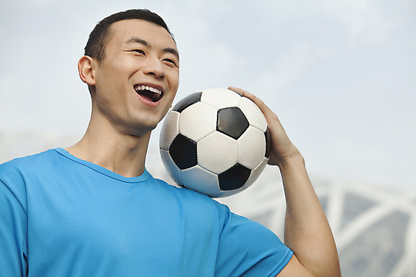 포토 JPG 해외이미지 웰빙 행복 스포츠 로우앵글 티셔츠 축구공 하늘 짧은머리 기술 건강 한명 서기 20대 야외 건물 아웃포커스 가로 파란색 컬러풀 축구 중국 힘 활발 잡기 베이징 해외202004 해외포토 1 헤어스타일 건축물 감정 아시아 뷰포인트 컬러 컨셉 셔츠 공 축구용품 모션 촬영기법 사람 청년 구기 파일형식 이미지허브