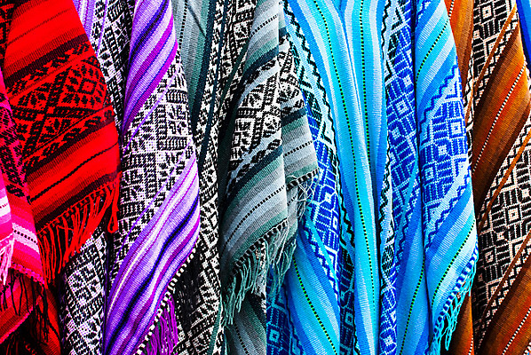 포토 JPG 해외이미지 전통 드레스 옷 분홍색 백그라운드 셔츠 패턴 멕시코 사람없음 컬러풀 노란색 유행 세일 미국 줄무늬 활발 직물 면 시장 원주민 상품 묘사 그림 질감 정사각형 기념품 부드러움 자수 양모 핸드메이드 해외202004 해외포토 도형 컬러 컨셉 상의 북아메리카 무늬 감각 아프리카인 오브젝트 파일형식 이미지허브