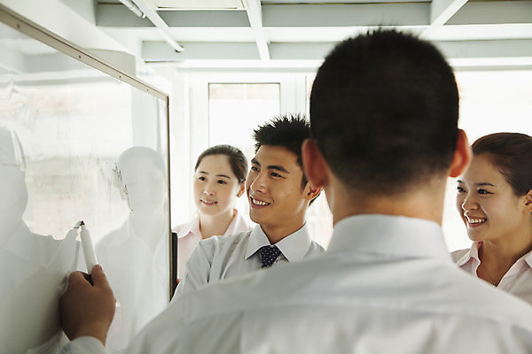 포토 JPG 해외이미지 여자 지도 회사 비즈니스 통신 협력 설계 아이디어 서기 여러명 20대 가로 컬러풀 믿음 중국 듣기 기록 비즈니스맨 비즈니스우먼 발표 계획 연결 대표 예측 동료 기회 화이트보드 베이징 해결 시애틀 지원 브레인스토밍 해외202004 해외포토 남자 감정 아시아 컬러 다수 컨셉 관계 모션 사람 청년 직장인 파일형식 이미지허브