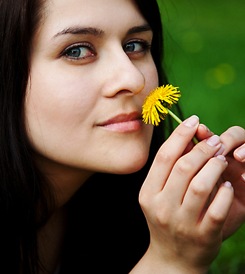 포토 JPG 해외이미지 백인 여자 꽃 청소년 자연 한명 야외 10대 캐주얼 검은머리 민들레 내추럴 성인여자만 해외202004 해외포토 서양인 식물 1 헤어스타일 옷 사람 생태계 여자만 성인만 파일형식 이미지허브