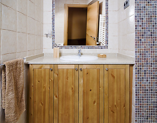 포토 JPG 해외이미지 가구 주택 사람없음 목재 물 수건 거울 방 욕실 닫기 싱크대 수도꼭지 화장실 비누 변기통 해외202004 해외포토 자연요소 나무 생활용품 재료 모션 건물 위생용품 개수대 파일형식 이미지허브