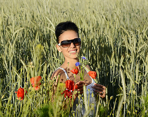 포토 JPG 해외이미지 여자 꽃 행복 꽃다발 밭 자연 하늘 휴식 한명 웃음 야외 빨간색 초록색 선글라스 봄 잡기 개화 검은머리 양귀비 배려 수레국화 성인여자만 해외202004 해외포토 식물 1 헤어스타일 계절 감정 안경 컬러 컨셉 농업 모션 표정 사람 생태계 여자만 성인만 파일형식 이미지허브