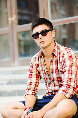 포토 JPG 해외이미지 백인 캐릭터 응시 남자 반바지 거리 주택 갈색머리 매달리기 그림자 한명 사람 앉기 소년 야외 선글라스 유행 블록 자신감 위험 시원함 가난 리더 문제 지하 나쁜 사방 해외202004 해외포토 서양인 1 헤어스타일 시선 감정 안경 어린이 컨셉 바지 모션 건물 파일형식 이미지허브