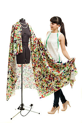 포토 JPG 해외이미지 백인 직업 1 디자인 드레스 옷 백그라운드 비즈니스 사업가 노동자 실내 창조 한명 사람 성인 취미 사무실 유행 흰색 기구 직물 작업 작업실 마네킹 디자이너 측정 테이프 재단 유일 해외202004 해외포토 서양인 컬러 문구용품 내부 파일형식 이미지허브