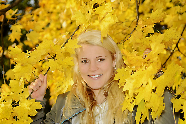 포토 JPG 해외이미지 학생 긴머리 응시 공원 여자 행복 여유 잎 자연 한명 미소 웃음 야외 10대 청춘 금발 노란색 가을 황금 엿보기 싱글 성인여자만 해외202004 해외포토 식물 1 헤어스타일 시선 계절 공공시설 감정 컬러 컨셉 모션 청소년 표정 사람 생태계 여자만 성인만 파일형식 이미지허브