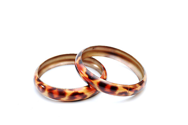 포토 JPG 해외이미지 백그라운드 장신구 팔찌 불꽃 선물 미술 사람없음 장식 빛 쇼핑 노란색 유행 바위 흰색 화려 재산 황금 고급 우아함 은색 크리스탈 보석 손목 다이아몬드 광택 보물 백금 옛날 해외202004 해외포토 컬러 컨셉 불 문화예술 신체부위 금융 돌_바위 광석 파일형식 이미지허브