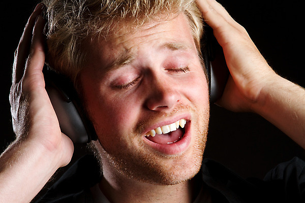 포토 JPG 해외이미지 행복 감정 얼굴 음악 이어폰 백그라운드 노래 검은배경 관리 한명 웃음 사람 소년 20대 성인 10대 30대 머리 검은색 헤드폰 기쁨 듣기 표현 잡기 오픈 입 전화기 귀 카피스페이스 해외202004 해외포토 1 남자 어린이 컬러 음향기기 모션 청소년 문화예술 표정 청년 신체부위 장년 공백 파일형식 이미지허브