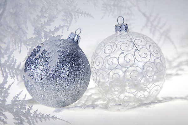 포토 JPG 해외이미지 크리스마스장식 크리스마스 실내 사람없음 장식볼 두개 오브젝트 흰배경 오너먼트 해외202004 해외포토 기념일 백그라운드 2 내부 장식 흰색 파일형식 이미지허브