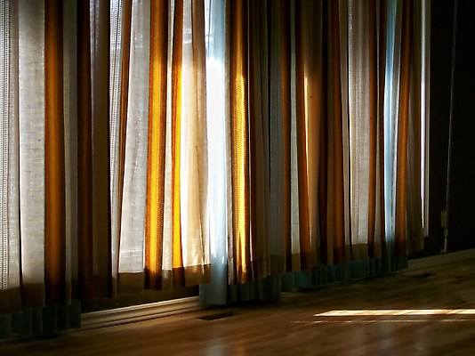 포토 JPG 해외이미지 디자인 백그라운드 거실 창문 주택 실내 따뜻함 미술 사람없음 내부 장식 빛 갈색 노란색 방 수확 직물 커튼 황금 클래식 고급 우아함 복고 장면 리빙 엘리먼트 스타일 안락 해외202004 해외포토 컬러 컨셉 농업 문화예술 건물 파일형식 이미지허브