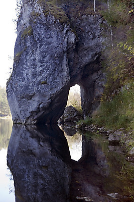 포토 JPG 해외이미지 1 낙엽 잎 자연 하늘 표면 풍경 사람없음 야외 물 파란색 빛 강 계곡 침묵 자유 가을 바위 숲 땅 지역 산악지대 천진난만 부족함 해외202004 해외포토 자연요소 식물 계절 컬러 컨셉 산 소리 돌_바위 생태계 파일형식 이미지허브