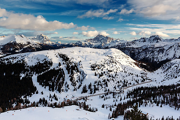 포토 JPG 해외이미지 나무 구름 유럽 도로 스포츠 여행 겨울 자국 자연 하늘 휴가 스키 산 파노라마 그림자 풍경 경사 사람없음 야외 파란색 계곡 얼음 이탈리아 추위 신선 스노우보드 정상 가루 휴양지 알프스 선로 절정 해외202004 해외포토 자연요소 식물 계절 나라 길 컬러 교통시설 겨울스포츠 촬영기법 장소 보드_스포츠 생태계 파일형식 이미지허브