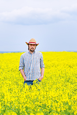 포토 JPG 해외이미지 식물 백인 계절 남자 꽃 밭 농업 자연 성공 한명 서기 농작물 햇빛 농경지 노란색 봄 성장 벚꽃 청바지 시골 보호 농부 땅 유채 유기농 밀짚모자 유지 밭일 제어 카놀라 세련 해외202004 해외포토 서양인 직업 모자_잡화 1 웰빙 산업 컬러 컨셉 바지 모션 사람 태양 농장 생태계 파일형식 이미지허브