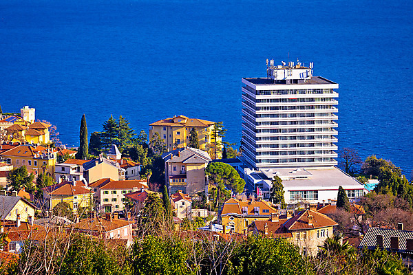 포토 JPG 해외이미지 나무 바다 여행 자연 하늘 호텔 안테나 파노라마 손바닥 풍경 사람없음 초록색 물 파란색 컬러풀 성당 교회 여행객 탑 항구 산책로 도시 소나무 만 보트 고급 지중해 빌라 휴양지 타운 크로아티아 해외202004 해외포토 자연요소 식물 건축물 손 유럽 길 컬러 컨셉 배_교통 통신 종교건축 교통시설 숙소 주택 촬영기법 사람 건물 장소 생태계 파일형식 이미지허브