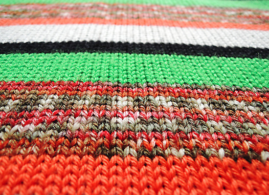 포토 JPG 해외이미지 전통 디자인 옷 백그라운드 패턴 오렌지 추상 따뜻함 사람없음 빨간색 초록색 파란색 유행 보라색 검은색 목도리 줄무늬 직물 고리 뜨개질 실 닫기 스웨터 제비꽃 묘사 니트 질감 부드러움 섬유 솜털 짜임 대각선 양모 해외202004 해외포토 잡화 꽃 선 컬러 상의 무늬 과일 모션 취미 감각 파일형식 이미지허브