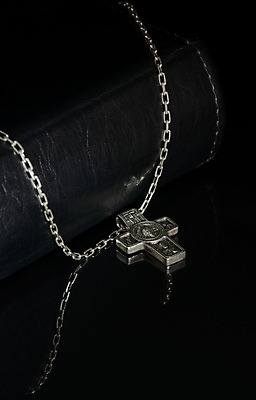 포토 JPG 해외이미지 전통 종교 십자가 가정 검은배경 부활절 사랑 사람없음 책 교회 믿음 성경 기도 예수 영혼 은색 집중 페이지 일요일 숭배 신앙심 해외202004 해외포토 기념일 감정 컬러 백그라운드 컨셉 종교용품 종교건축 건물 검은색 신_종교 요일 파일형식 이미지허브