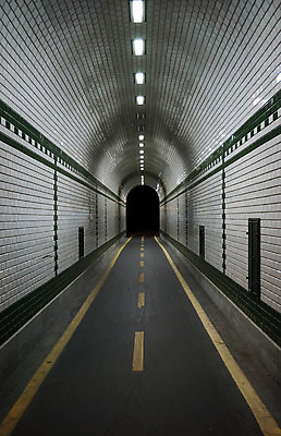 포토 JPG 해외이미지 길 벽 건축양식 모션 지붕 바닥 실내 사람없음 빛 반사 어둠 줄무늬 산책 회색 램프 도시 복도 터널 야간 오솔길 입장 타일 통로 출퇴근 대문 각도 지하 단계 루트 방법 철책 해외202004 해외포토 자연요소 건축 컬러 무늬 비즈니스 휴식 조명 내부 문 파일형식 이미지허브