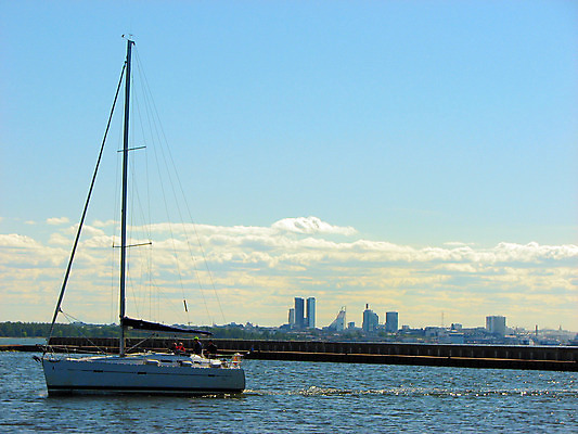 포토 JPG 해외이미지 외관 바다 여행 요트 하늘 바람 휴가 항해 사람 사람없음 물 파란색 항구 침묵 도시 만 도심 큼 크루즈 함선 장면 선원 지역 승객 스카이라인 돛대 해외202004 해외포토 자연요소 컬러 배_교통 교통시설 날씨 소리 크기 파일형식 이미지허브