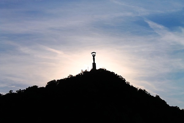 포토 JPG 해외이미지 유럽 산 사람없음 강 조각상 일몰 자유 헝가리 천연기념물 다뉴브강 부다페스트 해외202004 해외포토 나라 컨셉 조형물 노을 동유럽 파일형식 이미지허브