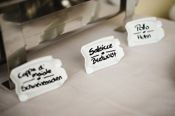 포토 JPG 해외이미지 음식 육류 요리 사람없음 치킨 이탈리아 소시지 바비큐 먹기 사인 햄 해외202004 해외포토 유럽 식재료 모션 가공식품 닭고기요리 파일형식 이미지허브