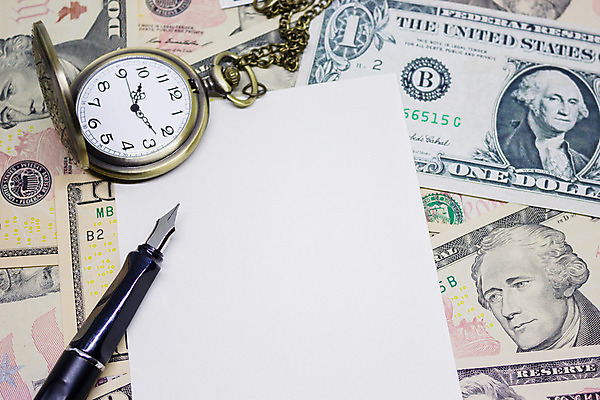 포토 JPG 해외이미지 종이 컨셉 지폐 돈 무늬 비즈니스 성공 사람없음 금융 경제 숫자 만년필 쌓기 달러 저축 변화 재산 심볼 투자 상업 자원 월급 금리 계좌 관심 기부금 세금 수입 인출 비용 해외202004 해외포토 문자 모션 펜 기부 파일형식 이미지허브