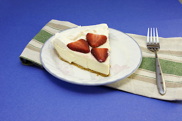 포토 JPG 해외이미지 접시 조각 딸기 열쇠 디저트 사람없음 빨간색 파란색 껍질 흰색 신선 달콤 크림 냅킨 라임 타르트 해외202004 해외포토 식기 음식 빵 컬러 과일 맛 파이_빵 파일형식 이미지허브