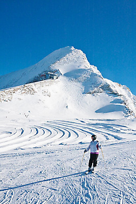 포토 JPG 해외이미지 구름 유럽 스포츠 여행 겨울 자연 하늘 휴가 스키 휴식 산 한명 풍경 경사 야외 파란색 빛 햇빛 태양 맑음 냉동 얼음 추위 안개 가을 흰색 오스트리아 언덕 휴양지 빙하 알프스 리프트 장면 스키선수 스카이라인 절정 해외202004 해외포토 자연요소 1 계절 나라 컬러 컨셉 날씨 겨울스포츠 운동선수 사람 장소 생태계 파일형식 이미지허브