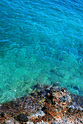 포토 JPG 해외이미지 파도 바다 여행 자연 날씨 휴가 풍경 사람없음 야외 물 여름 파란색 햇빛 활발 젖음 에너지 조약돌 바위 도시 만 투명 거친 서핑 가장자리 지중해 장면 깊이 단절 터키석 해외202004 해외포토 자연요소 계절 컬러 컨셉 태양 돌_바위 수상스포츠 둘레 보석 생태계 파일형식 이미지허브