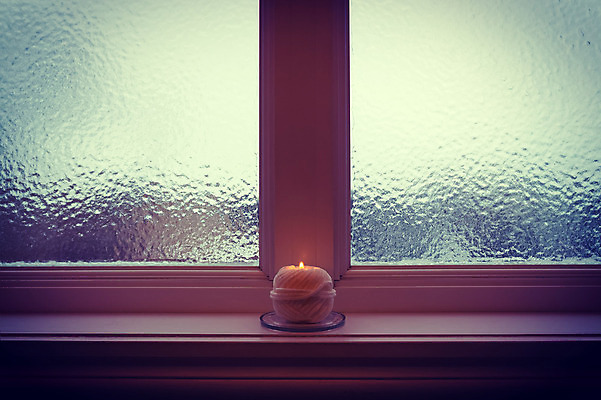 포토 JPG 해외이미지 계절 크리스마스 촛불 창문 유리 불 주택 프레임 따뜻함 사람없음 내부 장식 빛 인테리어 보라색 냉동 얼음 어둠 황혼 새벽 추위 물방울 저녁 12월 서리 1월 2월 연소 반투명 판유리 해외202004 해외포토 자연요소 디자인 기념일 컬러 초 재질 건물 일몰 날짜 야간 파일형식 이미지허브