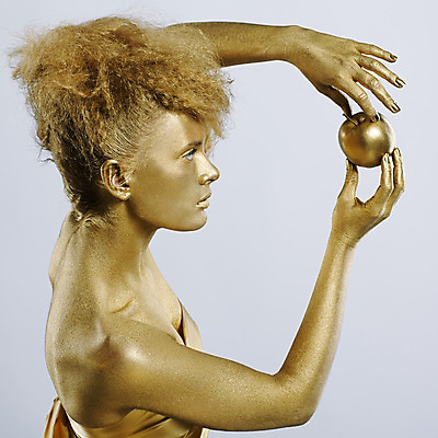 포토 JPG 해외이미지 백인 모델 헤어스타일 손 응시 여자 얼굴 신체 과일 손가락 미술 한명 사람 조각상 노란색 금속 페인트 화장품 회색 흰색 표현 잡기 화려 황금 고급 사과 어깨 만들기 팔 특별함 스타일 해외202004 해외포토 서양인 1 시선 컬러 컨셉 모션 재질 문화예술 신체부위 조형물 뷰티 파일형식 이미지허브