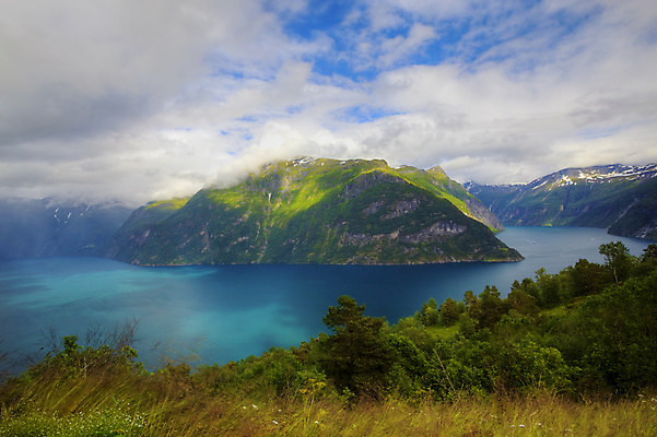 포토 JPG 해외이미지 나무 식물 구름 유럽 바다 여행 자연 하늘 산 노르웨이 풍경 사람없음 물 여름 파란색 반사 평화 침묵 바위 언덕 지역 내추럴 스칸디나비아 전국 해외202004 해외포토 자연요소 계절 나라 컬러 컨셉 소리 돌_바위 생태계 파일형식 이미지허브