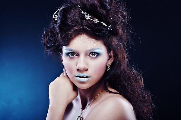 포토 JPG 해외이미지 백인 1 여자 컨셉 겨울 휴식 창조 한명 사람 성인 파란색 햇빛 어둠 눈송이 우아함 만족 개성 눈보라 유일 해외202004 해외포토 서양인 계절 감정 컬러 눈_날씨 태양 파일형식 이미지허브