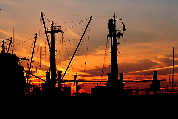포토 JPG 해외이미지 구름 실루엣 밧줄 바다 오렌지 교통시설 하늘 항해 사람없음 빨간색 항구 황혼 일몰 화물 보트 야간 저녁 화물선 묘사 포트 돛대 함부르크 해외202004 해외포토 자연요소 줄 컬러 교통 배_교통 과일 독일 촬영기법 노을 운송업 시설 파일형식 이미지허브