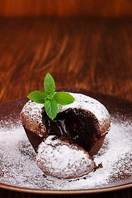 포토 JPG 해외이미지 접시 단면 실내 사람없음 초콜릿 흐름 달콤 민트 슈가파우더 나무배경 해외202004 퐁당오쇼콜라 해외포토 식기 백그라운드 컨셉 디저트 내부 맛 허브 파일형식 이미지허브