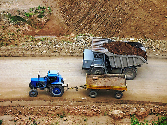 포토 JPG 해외이미지 직업 도로 모래 사람없음 화물 롤 점토 트랙터 무거움 자동 채석 추출 해외202004 해외포토 길 교통시설 운송업 무게 농기계 특수차량 파일형식 이미지허브