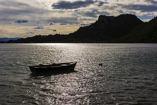포토 JPG 해외이미지 나무 구름 유럽 호수 여행 자연 하늘 휴식 산 풍경 사람없음 야외 물 파란색 햇빛 반사 맑음 일몰 시골 만 보트 저녁 그리스 그리스인 내추럴 해외202004 해외포토 자연요소 서양인 식물 나라 컬러 컨셉 배_교통 날씨 태양 노을 야간 생태계 파일형식 이미지허브